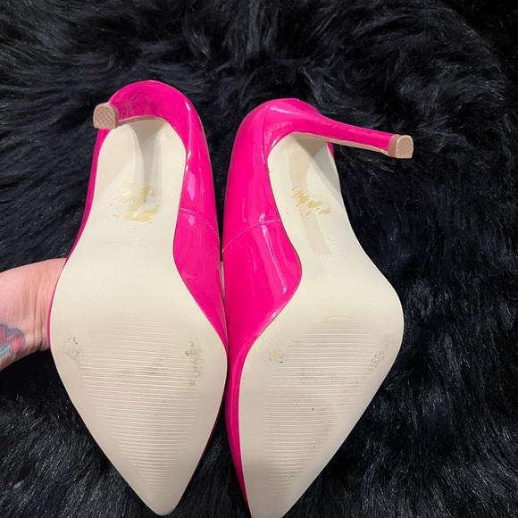 HOT PINK PUMPS - Picture 4 of 5